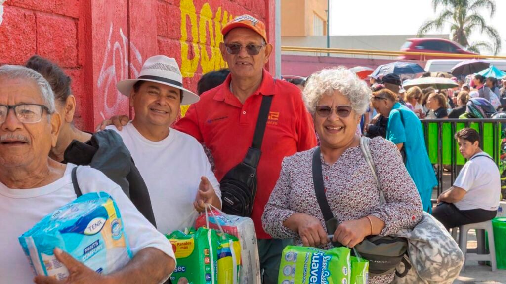 Personas realizando canje de boletos en el Estadio Morelos