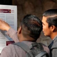 Aspirantes realizan trámite de entrega de fichas en Escuelas Normales de Michoacán