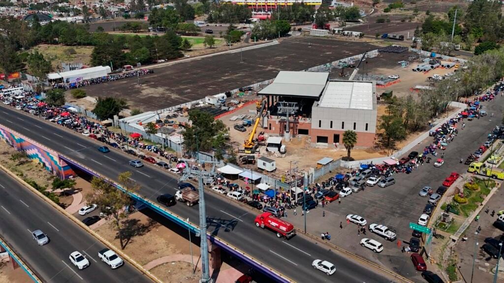 Personas formadas para obtener boletos del concierto gratuito en el Estadio Morelos