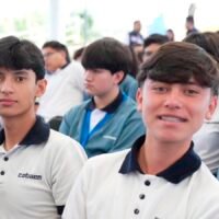Estudiantes de secundaria realizando trámite de ingreso a preparatoria en Michoacán