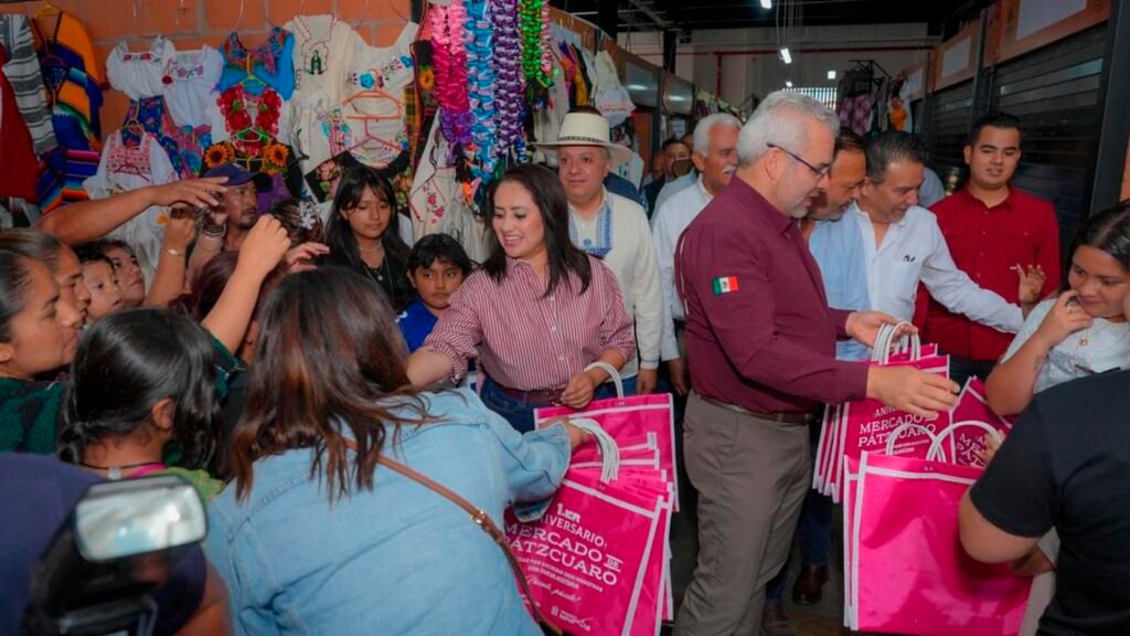 Gladyz Butanda durante el primer aniversario del Mercado de Pátzcuaro