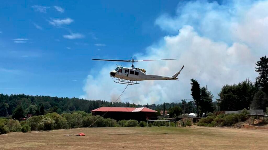 Helicóptero con helibalde participa en combate de incendio forestal en Michoacán