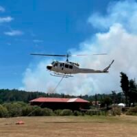 Helicóptero con helibalde participa en combate de incendio forestal en Michoacán