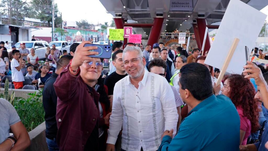 Alfredo Ramírez Bedolla durante celebración del aniversario del Paso Catrinas en Morelia