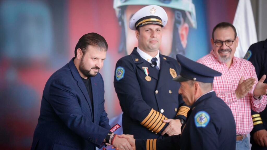 Raúl Zepeda Villaseñor durante entrega de equipamiento a Protección Civil