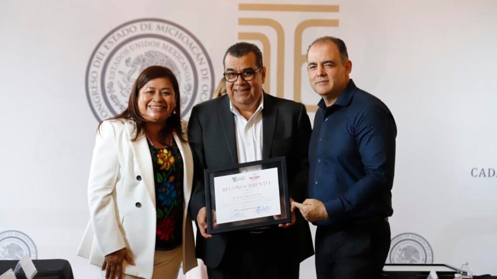 Legisladores y autoridades de salud durante reconocimiento a la Clínica de Disrafismo Espinal