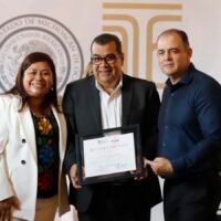 Legisladores y autoridades de salud durante reconocimiento a la Clínica de Disrafismo Espinal
