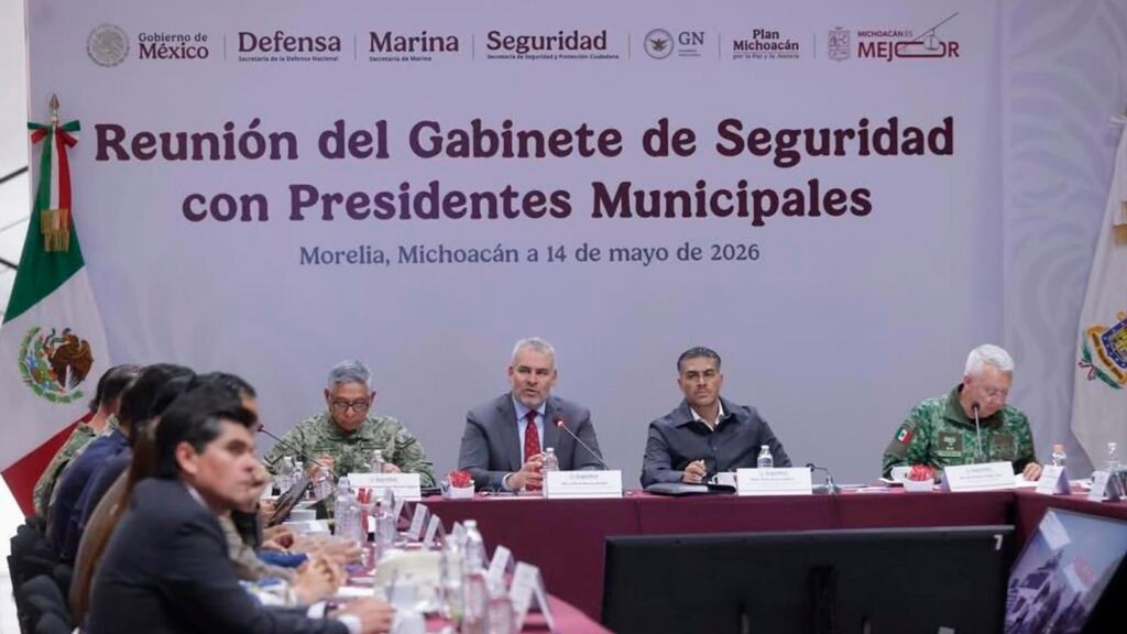 Autoridades federales y estatales durante reunión de seguridad en Michoacán