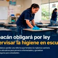 Personal educativo supervisa condiciones de higiene en un plantel escolar de Michoacán