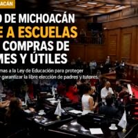 Uniformes y útiles escolares sobre un escritorio escolar
