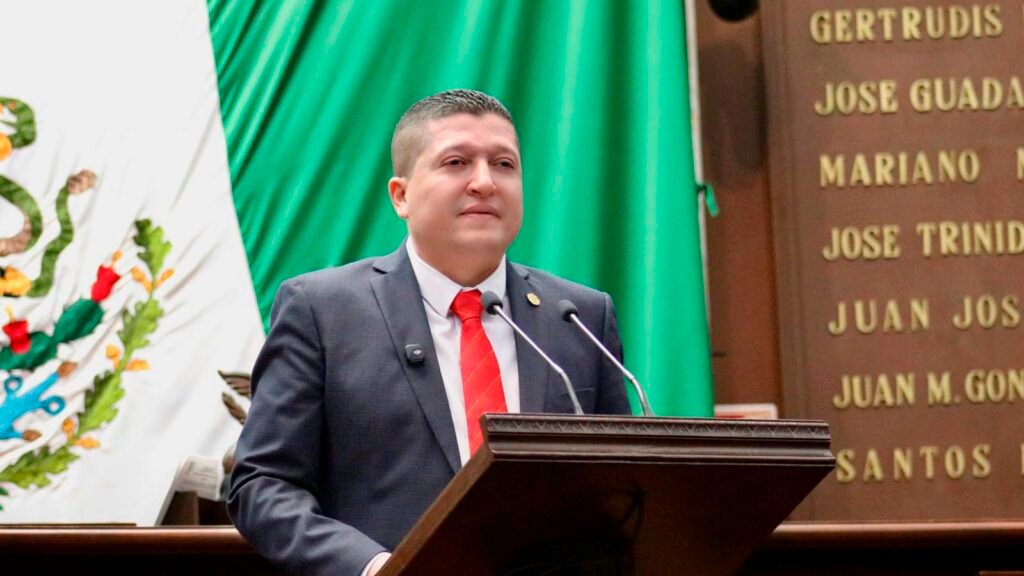 Vicente Gómez presenta iniciativa sobre educación digital en Michoacán