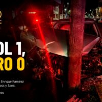 Vehículo con severos daños en la parte frontal luego de impactarse contra un árbol sobre la avenida Enrique Ramírez, en Morelia, mientras cuerpos de emergencia realizan labores de atención.