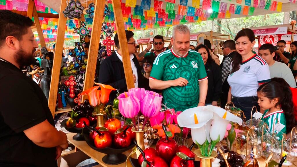 Visitantes recorren el Pabellón de Productores del Jalo Futbolero en Morelia.