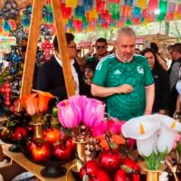 Visitantes recorren el Pabellón de Productores del Jalo Futbolero en Morelia.