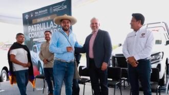 Bedolla entrega patrullas a comuneros