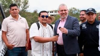 Bedolla entrega patrullas a comuneros en Michoacán