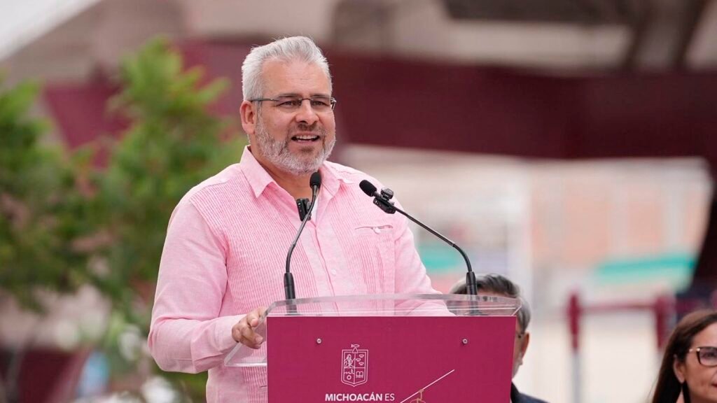 Tras las licencias de Carlos Torres Piña y Fabiola Alanís, el gobernador Alfredo Ramírez Bedolla anticipó más movimientos políticos en Morena rumbo a 2027.