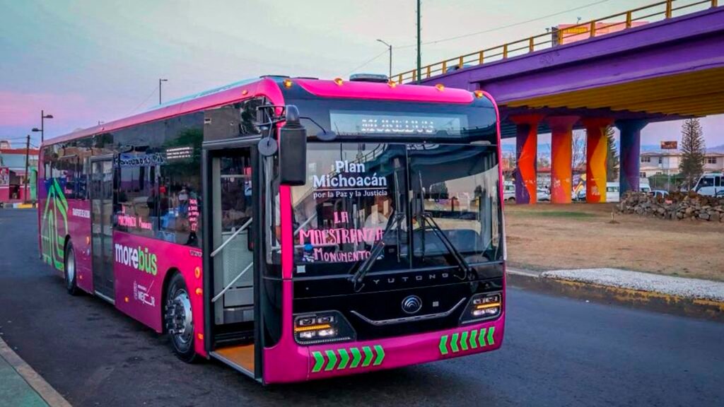 Obras y adecuaciones viales del Morebús en la zona de Tres Puentes, en Morelia
