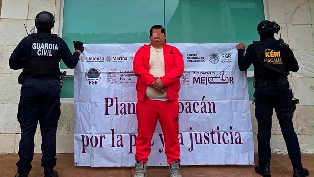 Elementos de seguridad participan en un operativo de cateo en un inmueble de Morelia.