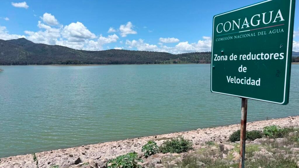 Vista panorámica de la presa de Cointzio con niveles de almacenamiento seguros durante la temporada de lluvias.