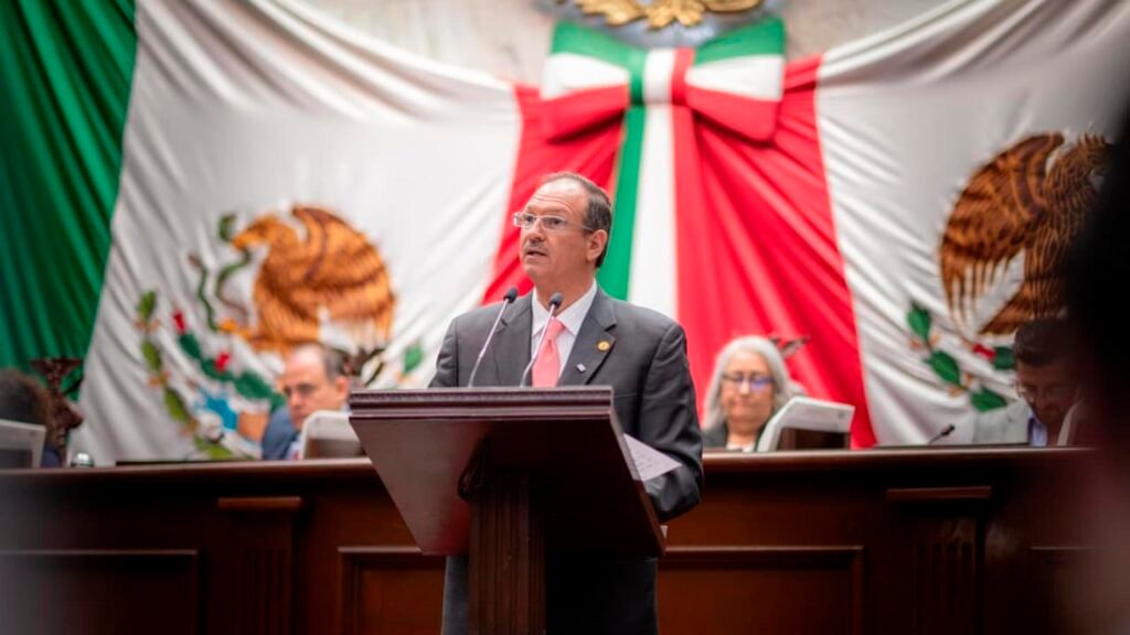 El diputado David Martínez Gowman presentó ante el Congreso del Estado una iniciativa con proyecto de decreto para reformar el Código Penal local, con el objetivo de fortalecer la seguridad jurídica de las y los michoacanos en el entorno digital,