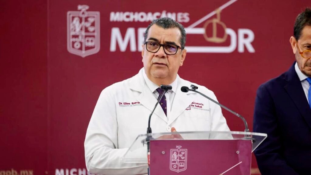 Elías Ibarra durante el anuncio sobre la reducción del abandono de tratamientos contra el cáncer.