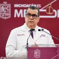 Elías Ibarra durante el anuncio sobre la reducción del abandono de tratamientos contra el cáncer.