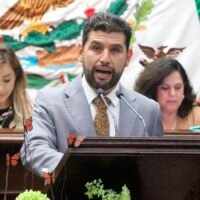 El diputado Octavio Ocampo presenta una iniciativa para regular los asilos y casas hogar en Michoacán.