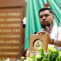 Homero Gómez Valencia recibe el Reconocimiento al Mérito Ambiental Homero Gómez 2026 en el Congreso de Michoacán.