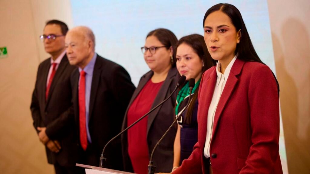 Ariadna Montiel con integrantes del CEN morena en rueda de prensa