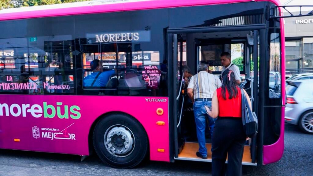 Unidades del transporte público circulan por el carril exclusivo habilitado por las obras del Morebús en Morelia.