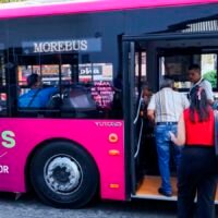 Unidades del transporte público circulan por el carril exclusivo habilitado por las obras del Morebús en Morelia.