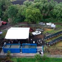 Planta de tratamiento de aguas residuales equipada con paneles solares en Michoacán.