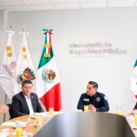 Patrullas y elementos de seguridad pública en Michoacán.