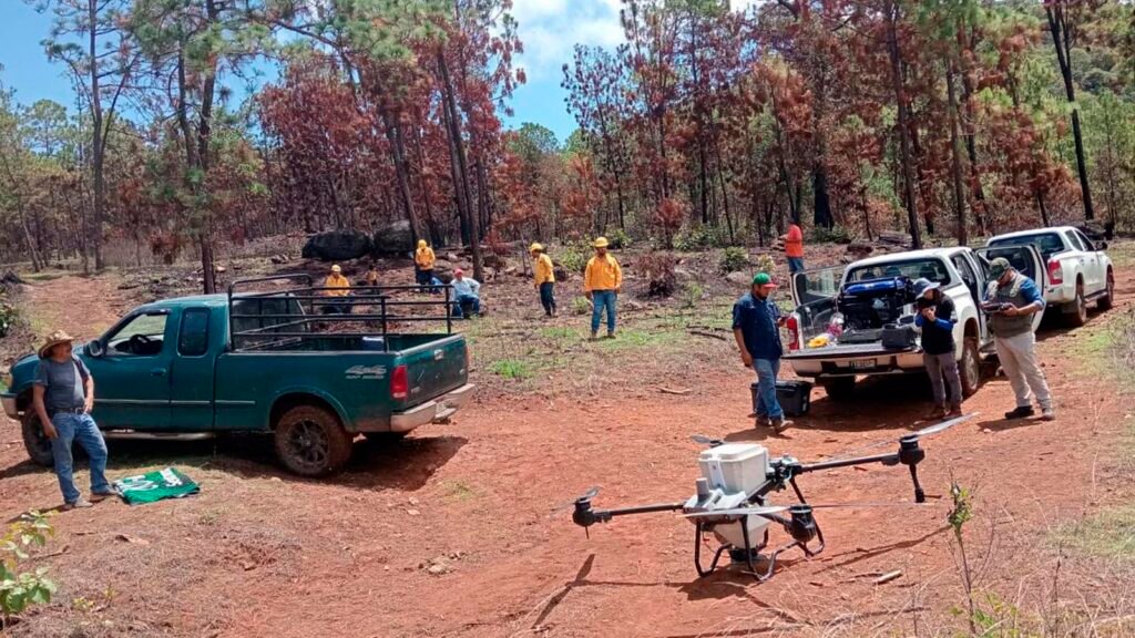 Dron utilizado para dispersar semillas en la zona del Estribo Grande de Pátzcuaro.