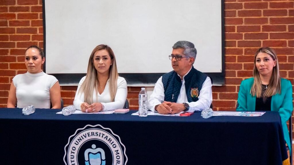 La diputada Grecia Aguilar Mercado durante un encuentro con estudiantes del Instituto Universitario Morelos en Zitácuaro.
