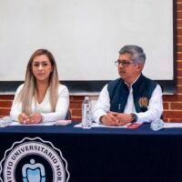 La diputada Grecia Aguilar Mercado durante un encuentro con estudiantes del Instituto Universitario Morelos en Zitácuaro.