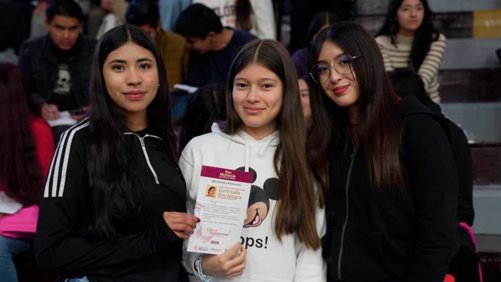 Estudiantes de preparatoria y universidad beneficiados con becas educativas en Michoacán.