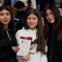 Estudiantes de preparatoria y universidad beneficiados con becas educativas en Michoacán.