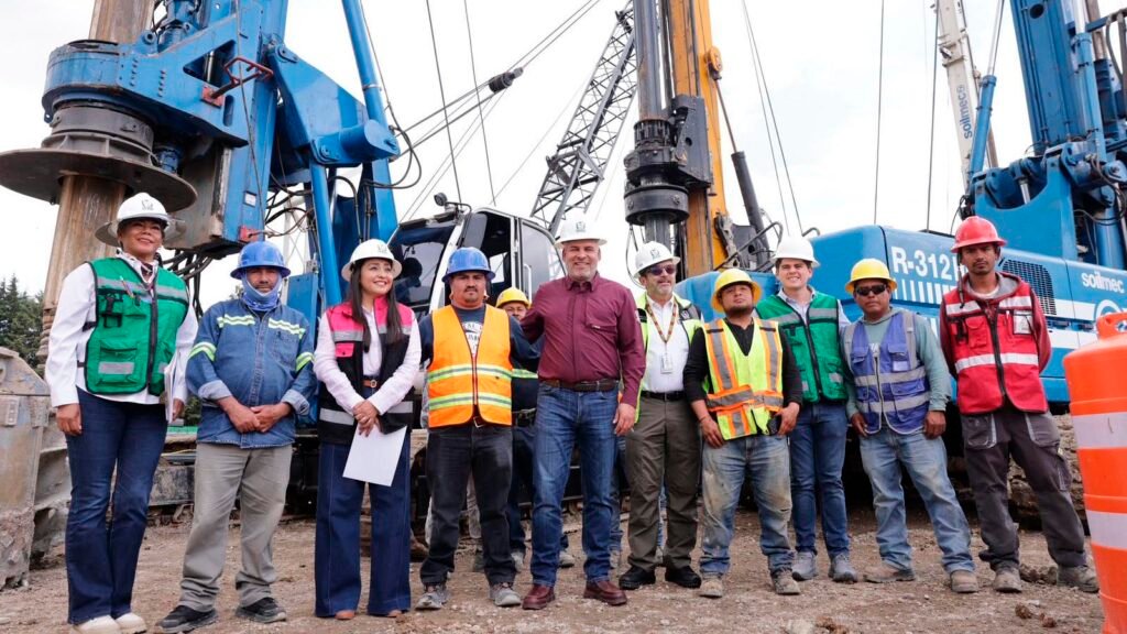 El gobernador Alfredo Ramírez Bedolla supervisa la construcción del nuevo hospital del IMSS en Zitácuaro.