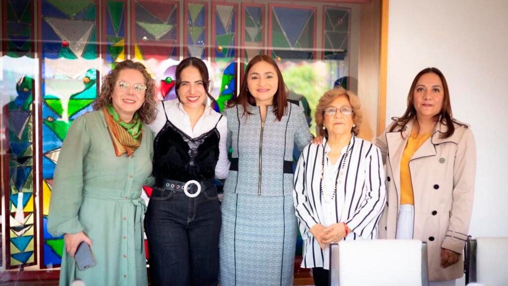 Giulianna Bugarini durante la reunión de trabajo con integrantes del Colegio de Abogadas de Michoacán.