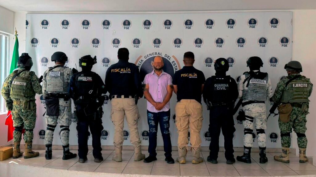 Elementos de la Guardia Civil durante un operativo de seguridad en Uruapan.