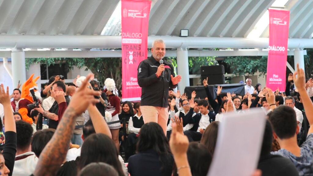 Alfredo Ramírez Bedolla informa sobre la entrega de apoyos de la beca Gertrudis Bocanegra en Michoacán.