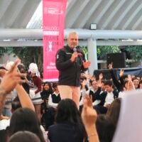 Alfredo Ramírez Bedolla informa sobre la entrega de apoyos de la beca Gertrudis Bocanegra en Michoacán.