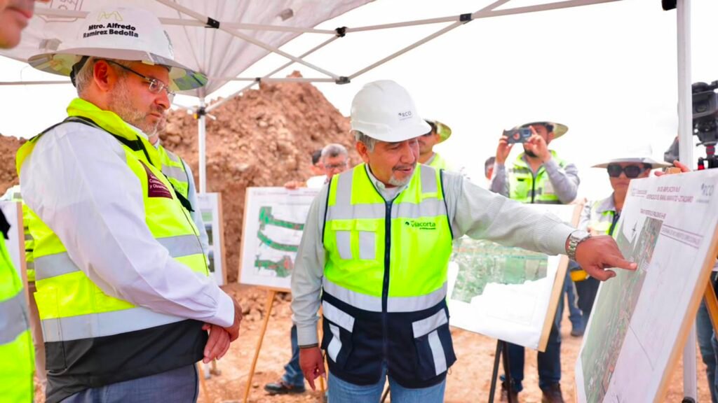 Alfredo Ramírez Bedolla supervisa la construcción del Libramiento de Maravatío.