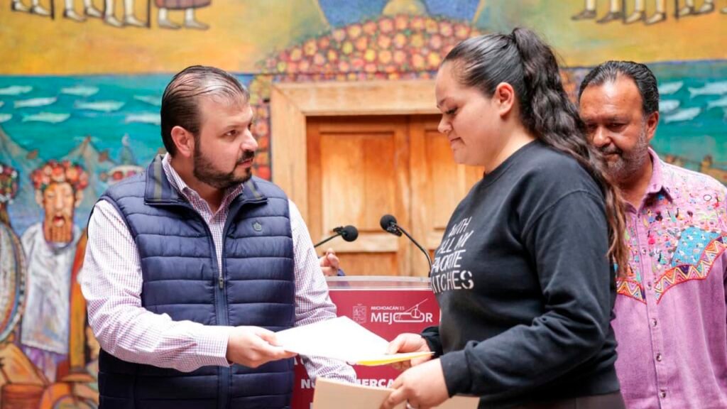 Raúl Zepeda Villaseñor durante la entrega de apoyos económicos a comerciantes del Mercado de Pátzcuaro.