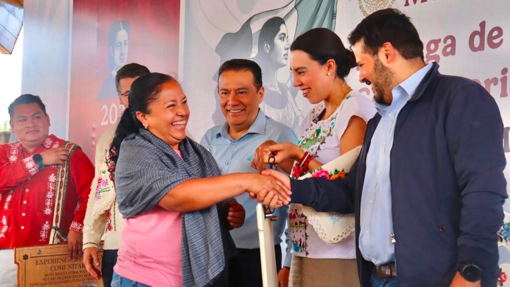 Autoridades federales y estatales entregan apoyos a proyectos de turismo comunitario en Pátzcuaro.