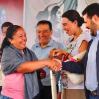 Autoridades federales y estatales entregan apoyos a proyectos de turismo comunitario en Pátzcuaro.