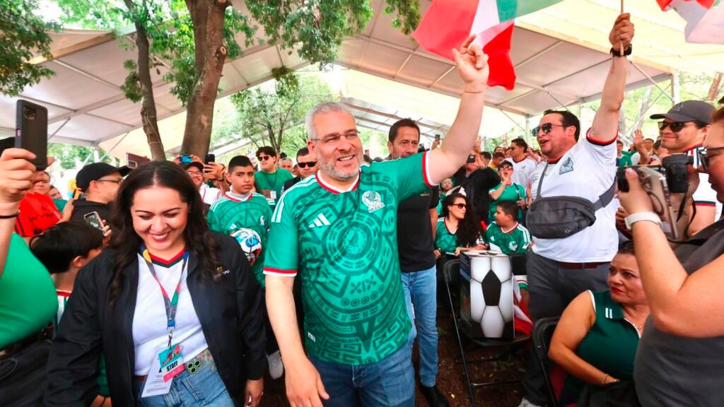 Alfredo Ramírez Bedolla inaugura el Jalo Futbolero en Morelia con una pantalla gigante para disfrutar el Mundial 2026.