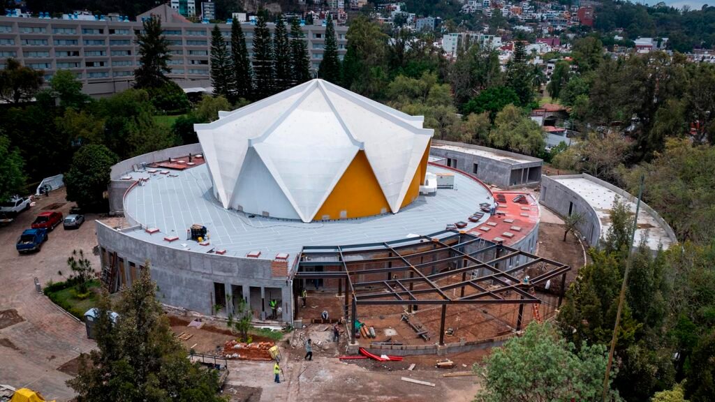 Recreación de un domo de proyección de 360 grados en el Planetario de Morelia.